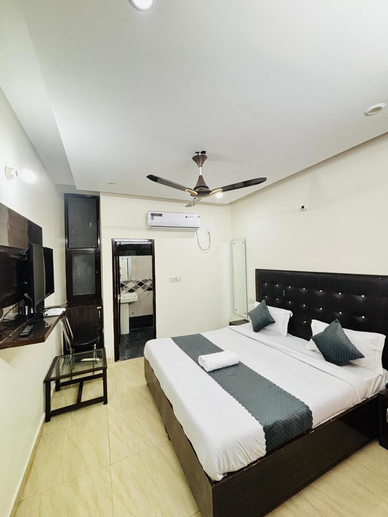 Hotel Kb Square Near Chandigarh Railway Station Kültér fotó