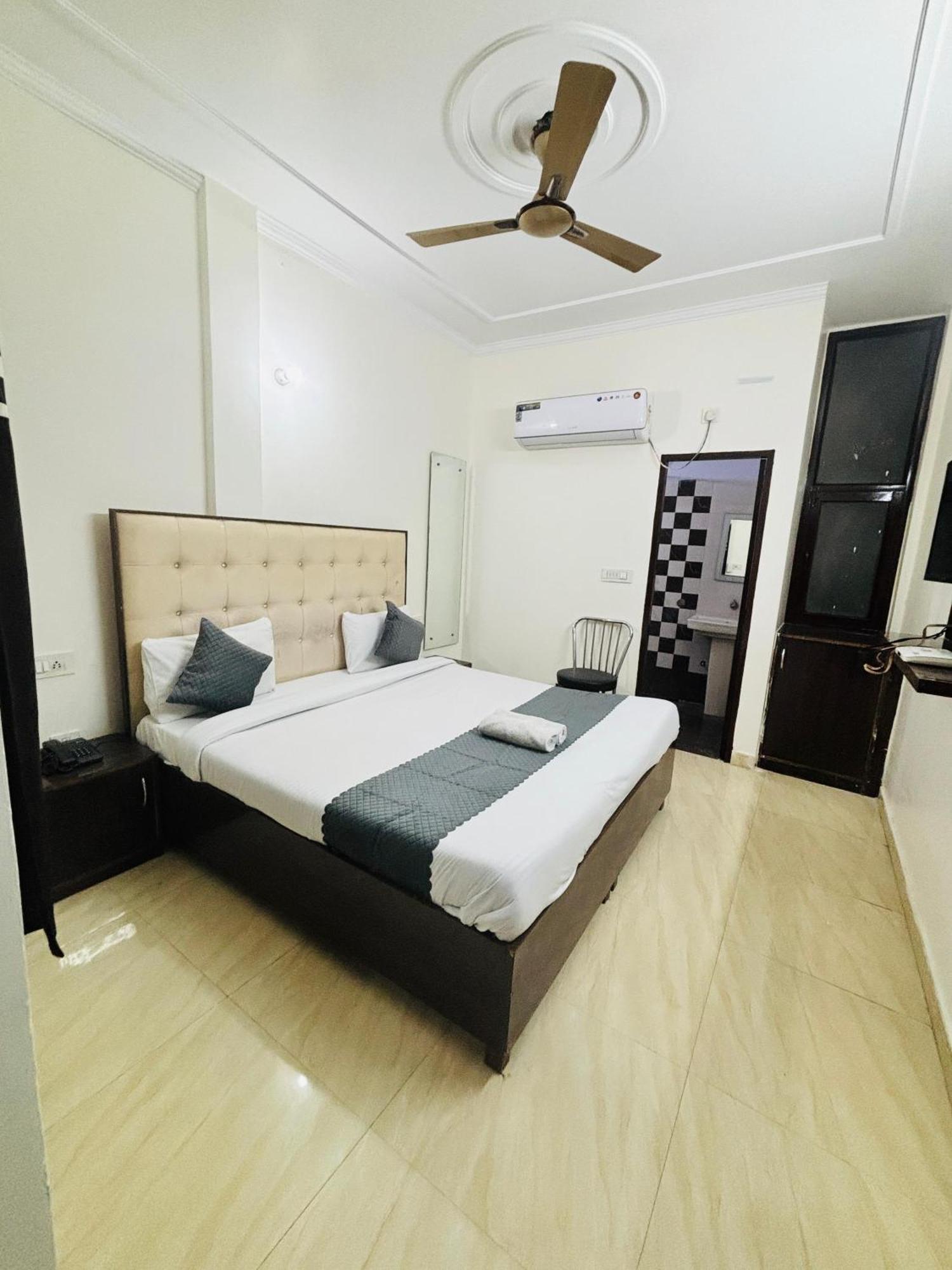 Hotel Kb Square Near Chandigarh Railway Station Szoba fotó