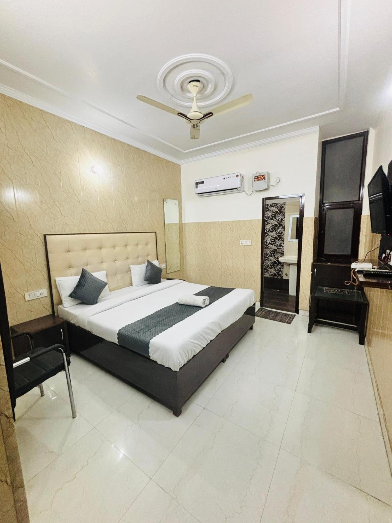 Hotel Kb Square Near Chandigarh Railway Station Szoba fotó