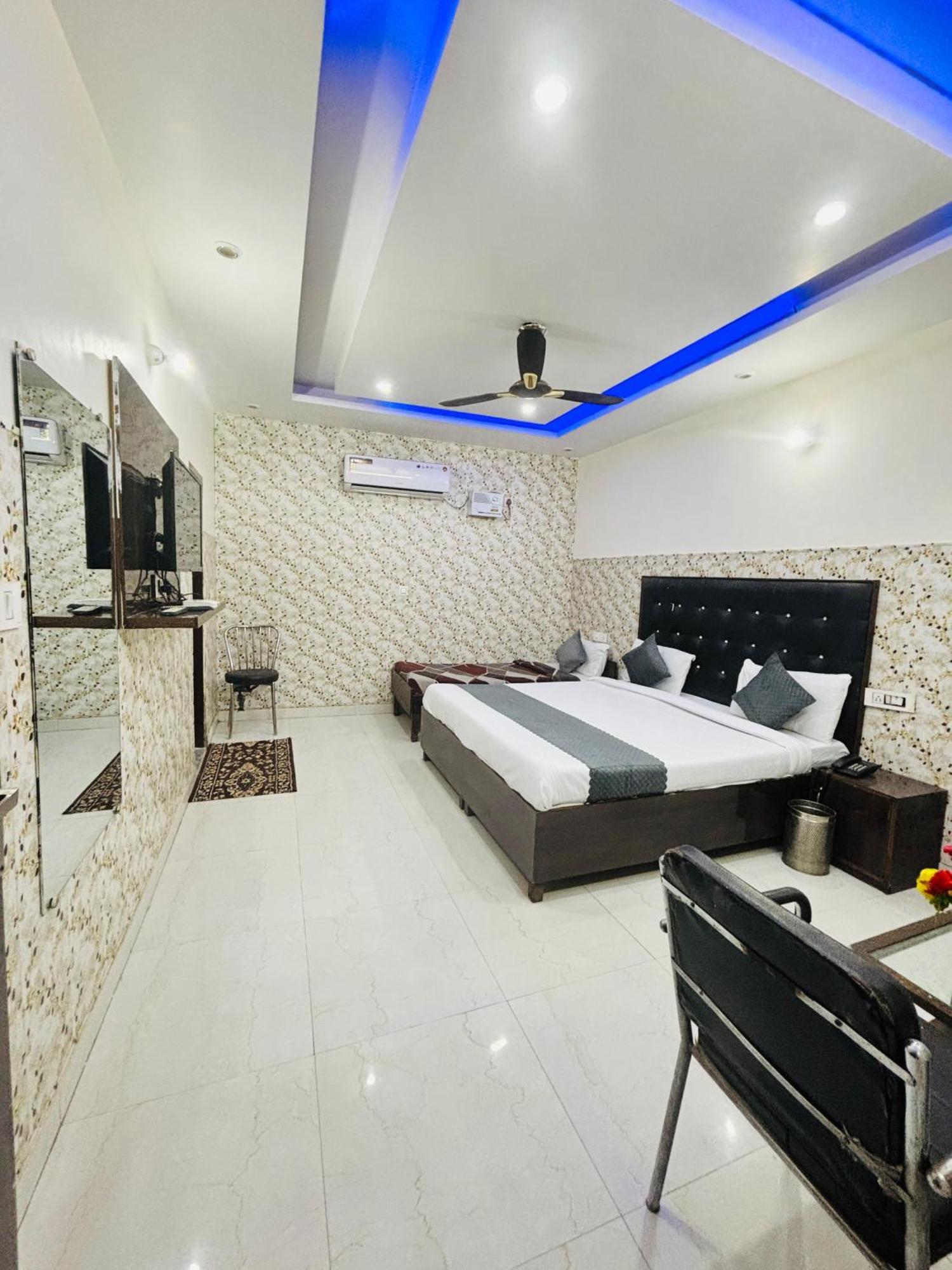 Hotel Kb Square Near Chandigarh Railway Station Szoba fotó
