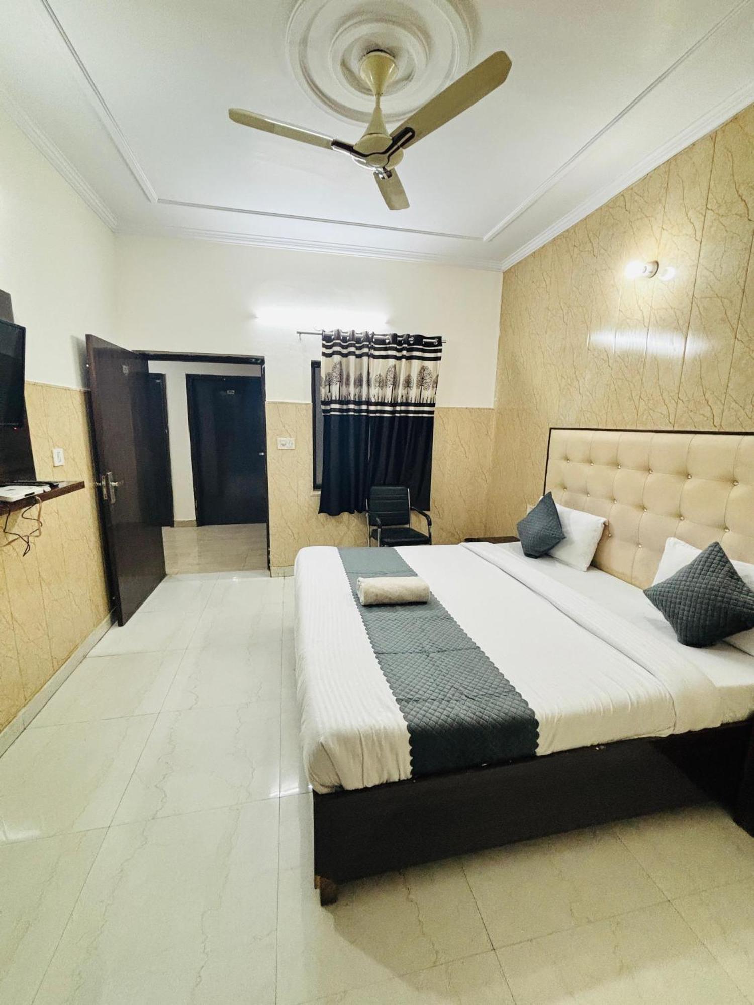 Hotel Kb Square Near Chandigarh Railway Station Szoba fotó